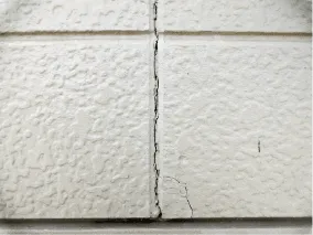 継ぎ目がひび割れている