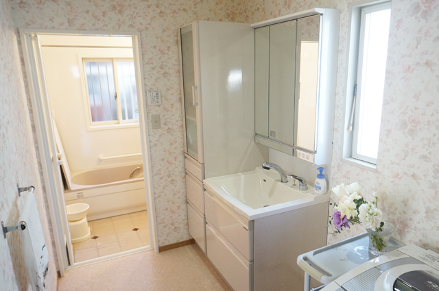 明るく暖かな浴室と洗面所のリフォーム