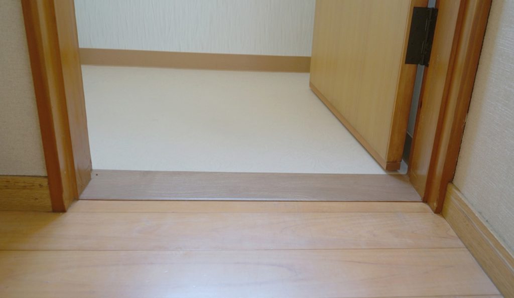 床のバリアフリーリフォームでは、床材を滑バリアフリー（ユニバーサルデザイン）の画像