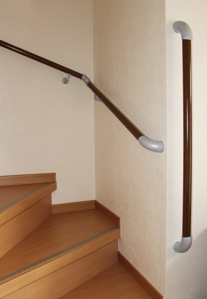 高齢になり足腰が弱ってくると、階段の昇りバリアフリー（ユニバーサルデザイン）の画像