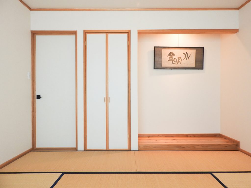 床の間がある昔ながらの和室で、壁を京壁で和室の画像