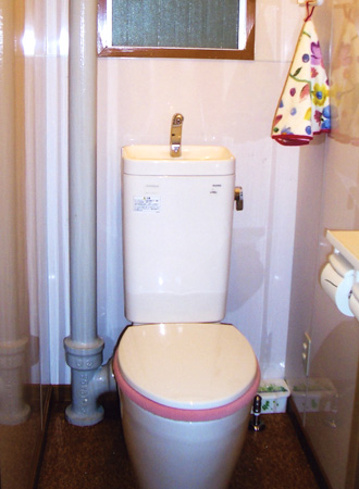 湿気が多くて特にカビのひどかったトイレは、お手入れしやすいように壁面にもパネルを貼って、お手入れしやすいさわやかなスペースになりました。>