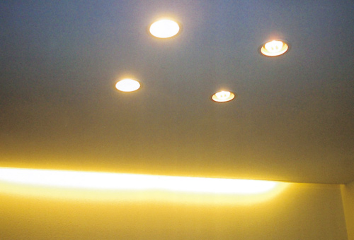 天井に埋め込んだ間接照明とダウンライトでお部屋の表情を演出。>