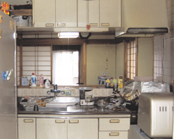 独立したキッチンと対面になった和室でお食事、というスタイルを何とかしたいというご要望でした。>