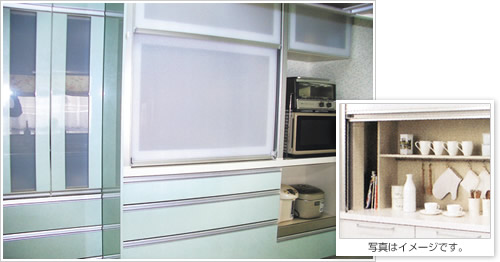 キッチンの背面がスッキリとしたバーチカル収納は扉が上下にスライドして開閉のためのスペースに無駄がありません。>