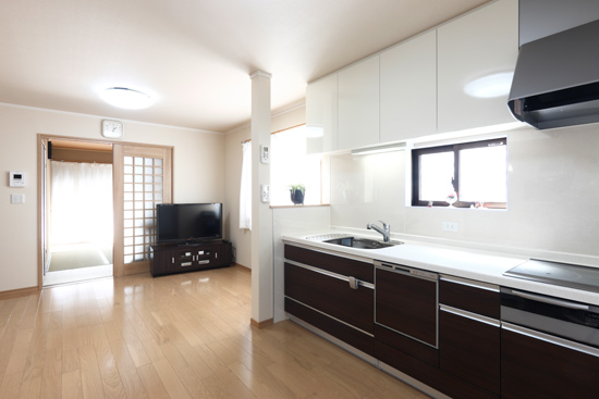 狭いキッチンは３室をリフォームしＬＤＫに、使い勝っ手もよく広々とした快適な空間に変わりました。>