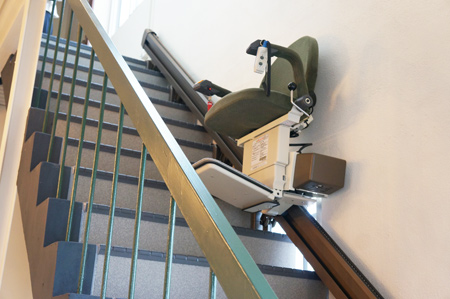 階段には階段昇降機を取り付けて　ご高齢のお母様の負担が出来るだけ少なくなるように配慮しました。>