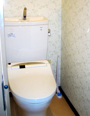 便器は超節水、トルネード洗浄フチなし形状のTOTOピュアレストを設置、華やかでさわやかなトイレになりました。>