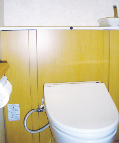 ＜タンクが内蔵された収納一体型 TOTOレストパルSX＞一部を増築して外部にあったトイレを室内に造りました。 システムバス・洗面所と共にサニタリーの動線が短くなり、とても快適な空間になりました。>