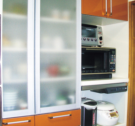 コンパクトに食器や家電が収納できる収納庫。>