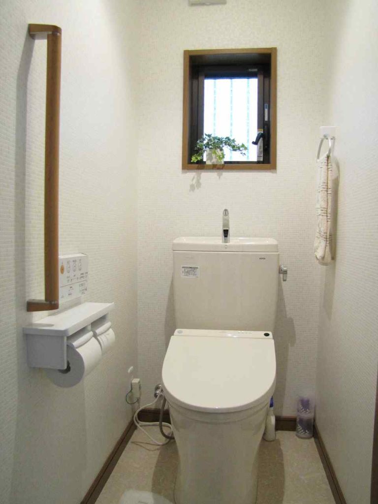 一般的なタイプは、独立した便器とタンク、トイレの画像