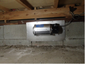 床下の湿気・シロアリ対策に換気扇を設置>