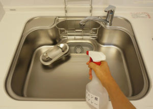 キッチンの水垢もスッキリ！水まわりのそうじに大活躍するクエン酸スプレー