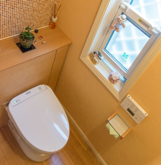 モザイクタイルが引き立つ、スタイリッシュなトイレルームが実現！