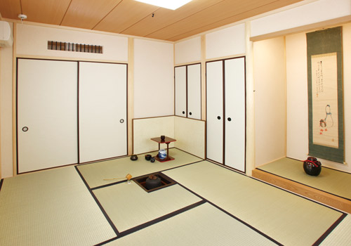 お茶室を造るために増築しました
