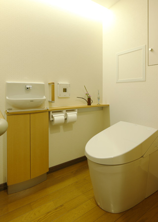 トイレの幅を20cm広くして広々感を演出しました