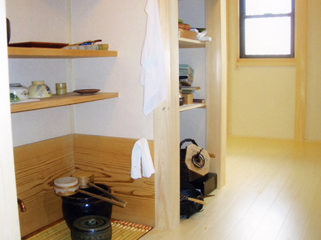縁甲板を敷いた待合いと水屋。>