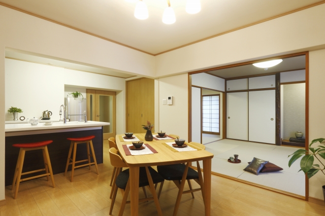 非日常を感じさせつつ落ち着きのある空間に>