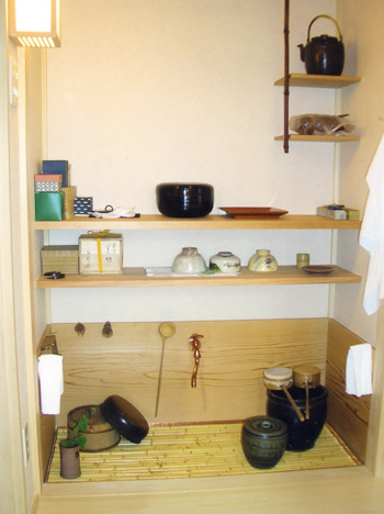 照明も周囲の雰囲気に合わせて、本格的な意匠となった水屋。>