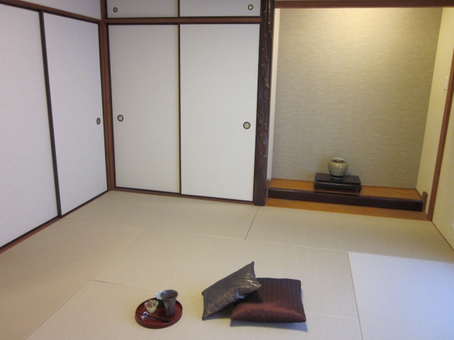 非日常を感じさせつつ落ち着きのある空間に>