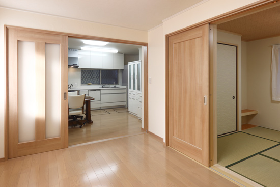 1階は空聞を広く取るために、部屋の真ん中にあった柱を取り除きました。>