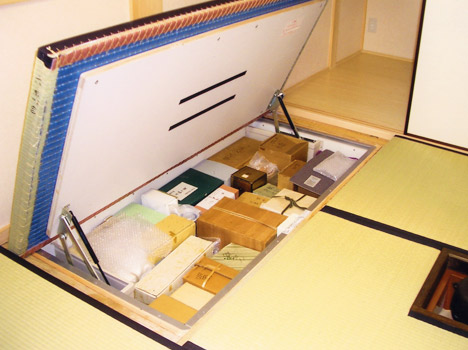 季節はずれのお茶道具を収納する電動床下収納。>
