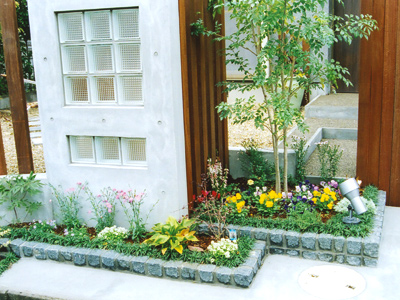 季節の花々を楽しめる前庭の花壇>