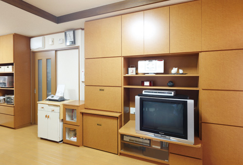 新しい家具の購入を予定されていたリビング壁面と食器棚も、なかなかピッタリ納まるものが見つからないということで、オーダー家具をご提案させていただきました。 食器棚、レンジ台、リビングの壁面にも天井までピッタリ家具が納まりました。 色を統一することによってトータルにコーディネートされて落ち着いたスペースになり、リビング・ダイニングには床暖房も入れて快適な空間になりました。>