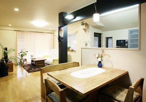 キッチンは対面にして広々とした明るいLDKができました。 床や天井に断熱材を入れて寒かったお部屋が暖かくなりました。>