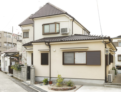 玄関前に増築したお茶室は、既存部分と外壁・屋根ともに違和感なく納まりました。 オープンな駐車場スペースとエクステリアでお家の表情も明るくなりました。>