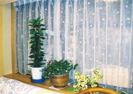 お部屋が広く感じるように大きなサッシをご提案し、出窓風に工夫してみました。 柱一本分外へ出すだけでより広く感じられ、通常出窓の半分の費用で収まりました。>