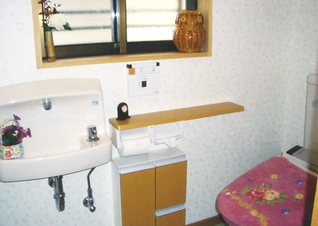 家の外にあったトイレを、増築部分に造りました。生活がとても便利になりました。 « 次の施>