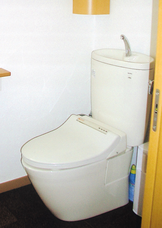 奥さまの介護の経験から、トイレのドアはできるだけ開口部を広くとりたいというご要望に応えて引き戸にしました。>