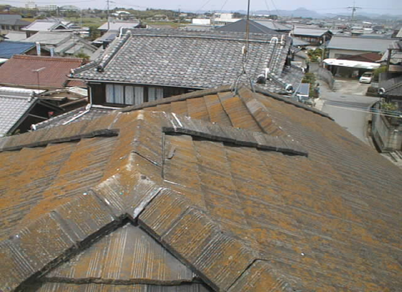 塗装の皮膜がはがれると防水機能が低下し、下地にまで影響する。