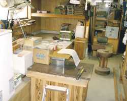 離れにある作業場>