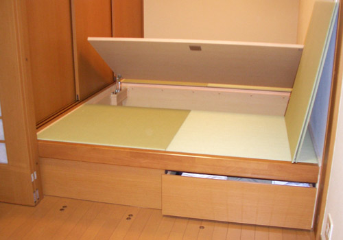 和室は畳の下を有効に活用しました。パナソニック電工の「畳が丘」の跳ね上げ式と引出し式を採用し、収納量を確保しました。>