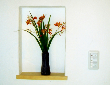 入口正面にはニッチを設けました。 季節の花を楽しめるとともに壁面のアクセントにもなっています。>