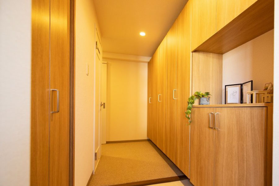 玄関をすっきり見せるのに欠かせないのが玄ドアのリフォームの画像