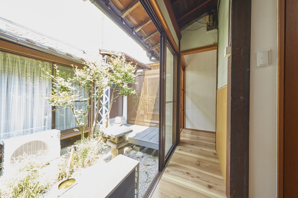 坪庭には離れに繋がる外廊をつけました>