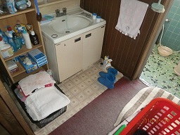 お風呂の床もタオル張りで浴室も寒かった>