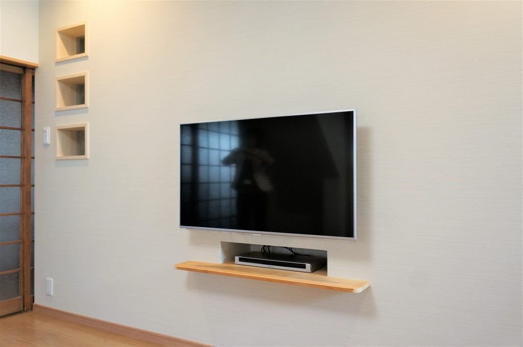 壁掛け型のテレビ台>