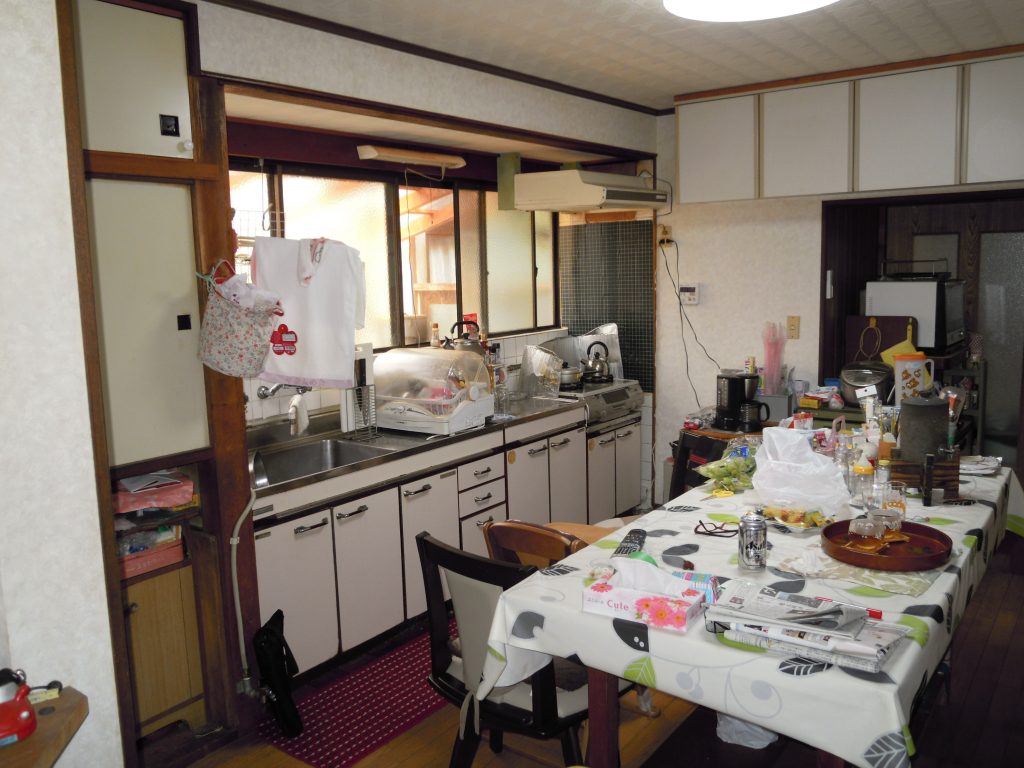天井が低く暗かったダイニングキッチン>