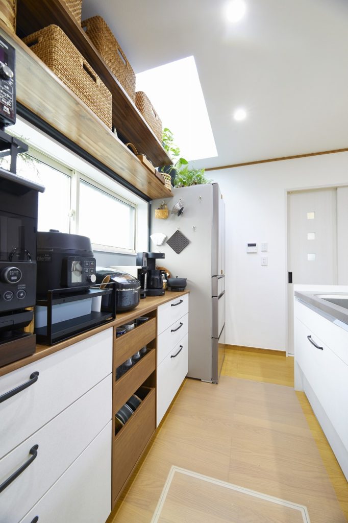 キッチンは明り取りから光が差し込む>