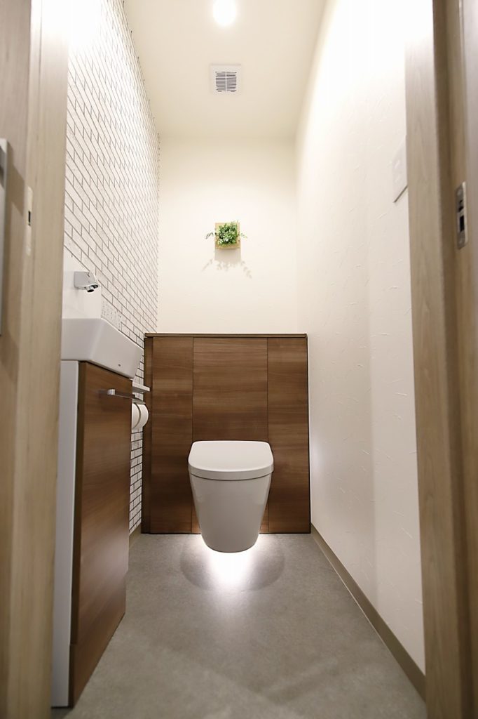 スタイリッシュなフロートタイプのトイレはお掃除もしやすいです。一面はタイル柄でさりげなくアクセントに>