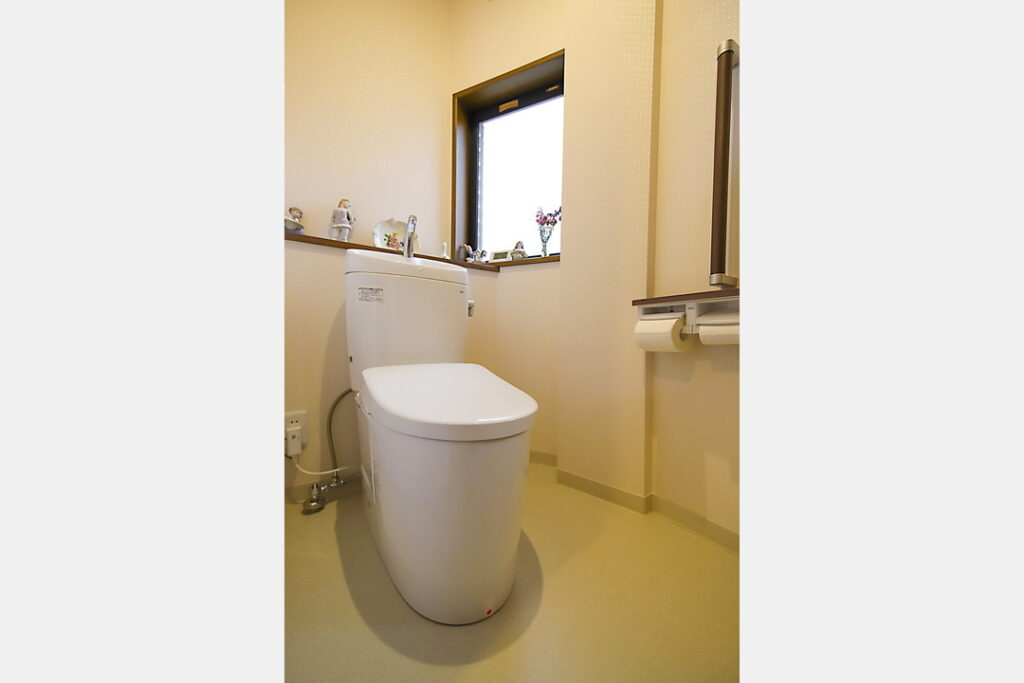 間取りも変わったトイレですが、便器の向きを変えることでゆったり使えます。照明は自動点灯式に。>