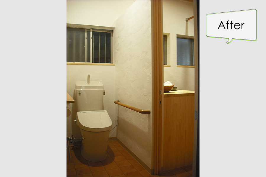 【施工後】クロス張りのトイレ空間に>