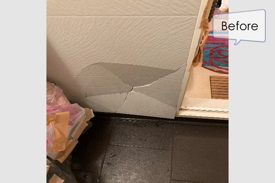 【施工前】破損した浴室の壁　パネルが凹みひび割れした>