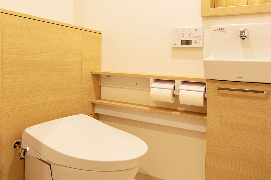 手洗い場や収納棚の取付工事は、トイレのリトイレのリフォームの画像