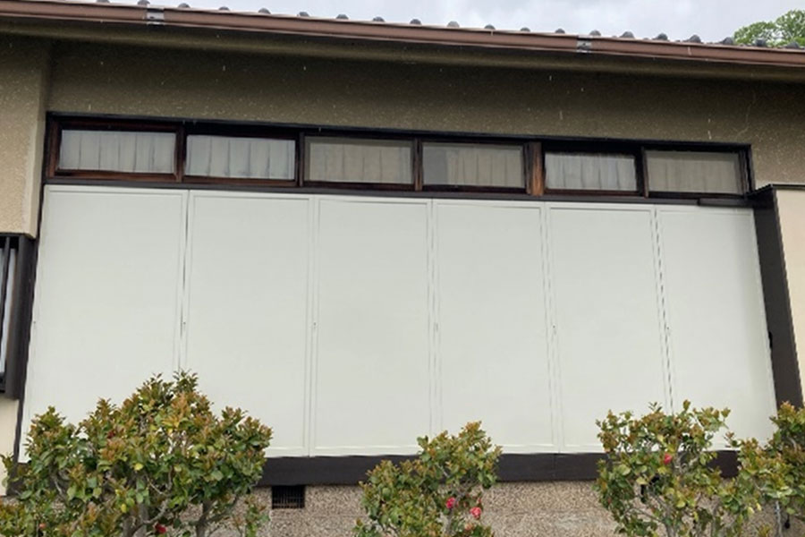 雨戸の塗装工事