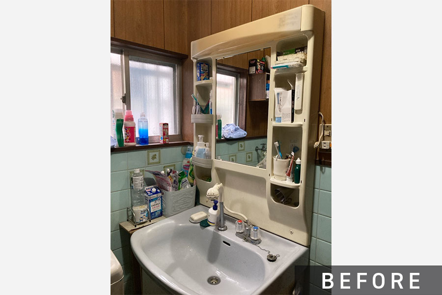 施工前の洗面台。洗面台前に立ったとき、後ろにすぐ洗濯機があって狭く感じられていた。>